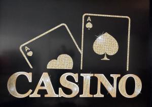 ein Schild für ein Casino mit zwei Spielkarten in der Unterkunft Deluxe Resort and SPA in Shkodra