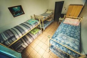 grupa łóżek piętrowych w pokoju w obiekcie Pousada Bisognin w mieście Santa Maria