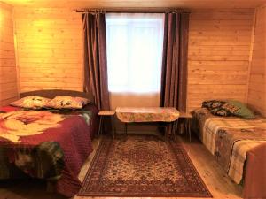 オスタシコフにあるGuest House near t/b Chaikaのベッド2台、ベンチ付きの窓が備わる客室です。