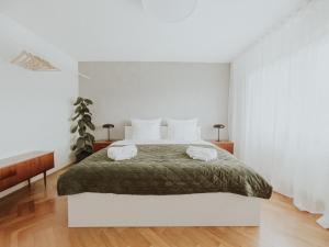 Ένα ή περισσότερα κρεβάτια σε δωμάτιο στο Home in Bled