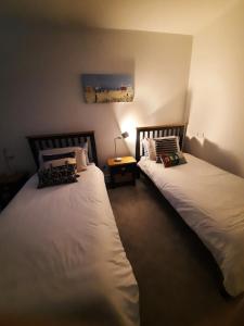 dos camas sentadas una al lado de la otra en una habitación en Oystercatcher number 6 , 2 bedrooms maidencombe village, en Torquay