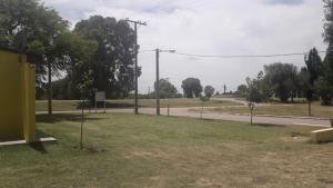 an empty street with a road and a field of grass at Departamento Teodelina in Quehué