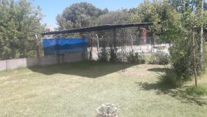 a garden with a fence and a shed at Departamento Teodelina in Quehué