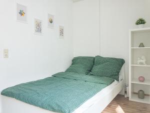 Giường trong phòng chung tại Moderne Innenstadt Whg mit Netflix und Nespresso
