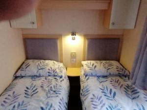 two beds in a small room withermottermottermott at 2 Bed Static Caravan @ Hoburne Devon Bay in Paignton