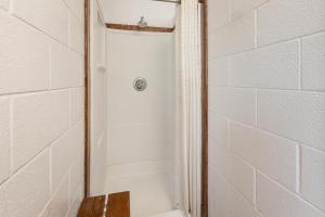 eine Dusche im Bad mit Spiegel in der Unterkunft Sun Outdoors Moab Downtown in Moab