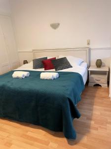 una camera da letto con un grande letto con asciugamani di UrbanSuites - Dein Zuhause in Wiesbaden a Wiesbaden