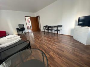 a living room with a table and chairs in it at Offenbach Center Residenz in Offenbach