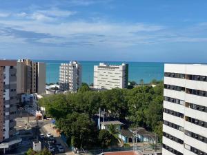 Eine Stadt mit Gebäuden und dem Meer im Hintergrund in der Unterkunft Studio luxuoso para 4 hóspedes! ler descrição in Maceió