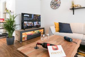 TV a/nebo společenská místnost v ubytování Spirit Apartments - Balkon - Bergsicht - Parkplatz