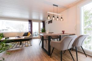 Posezení v ubytování Spirit Apartments - Balkon - Bergsicht - Parkplatz