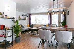 Posezení v ubytování Spirit Apartments - Balkon - Bergsicht - Parkplatz