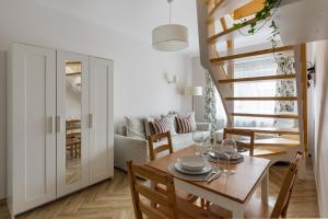 Posedenie v ubytovaní APARTAMENTY "LA VILLA" z klimatyzacją, ogrodem, parkingiem, blisko centrum