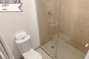 ein Badezimmer mit Toilette und Glasdusche in der Unterkunft Condominios JAROJE Huatulco in Santa Cruz Huatulco + 95 Fotos