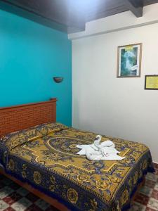 een slaapkamer met een bed met handdoeken erop bij Hotel Clasico Colonial in Comitán de Domínguez