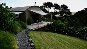 En trädgård utanför Kākā Ridge Retreat Luxury Cottage