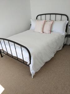Uma cama ou camas num quarto em 'A room with seaview' on Carlingford Lough
