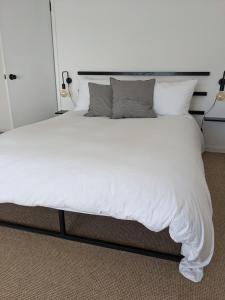 Tempat tidur dalam kamar di 'A room with seaview' on Carlingford Lough