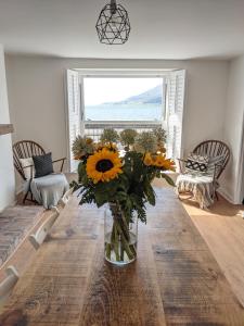 Uma área de estar em 'A room with seaview' on Carlingford Lough