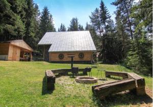 a log cabin with a table and chairs in the yard at Chata Lenka in Štrba