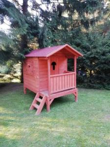 シュルバにあるChata Lenkaの草の中に座る赤い犬小屋