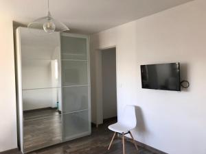 Et tv og/eller underholdning på Joli studio Résidence Villa Sévigné à Caen