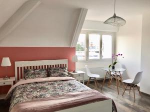 En eller flere senge i et værelse på Joli studio Résidence Villa Sévigné à Caen