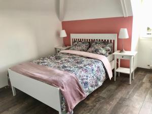 En eller flere senge i et værelse på Joli studio Résidence Villa Sévigné à Caen