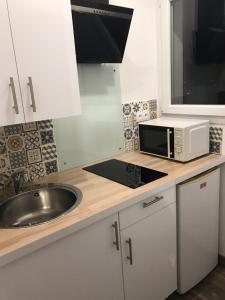 Køkken eller tekøkken på Joli studio Résidence Villa Sévigné à Caen + 14 billeder