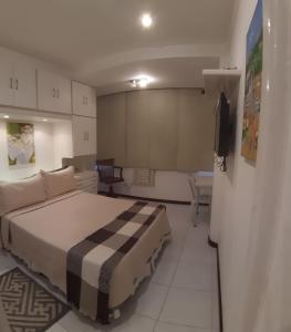 1 dormitorio con 1 cama y TV. en Copacabana,1 quarto vista mar, confortável, en Río de Janeiro