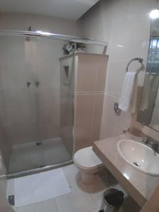 y baño con ducha, aseo y lavamanos. en Copacabana,1 quarto vista mar, confortável, en Río de Janeiro