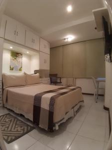1 dormitorio con 1 cama grande y 1 mesa en Copacabana,1 quarto vista mar, confortável, en Río de Janeiro