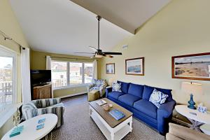 - un salon avec un canapé bleu et une table dans l'établissement The Lazy Bay, à Rockport
