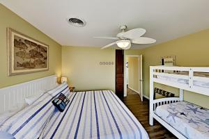 - une chambre avec 2 lits et un ventilateur de plafond dans l'établissement The Lazy Bay, à Rockport