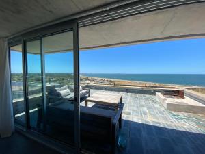 a view of the ocean from the balcony of a building at Apartamento en Sierra Ballena 2, vistas unicas in Punta del Este