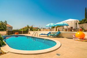 Bazén v ubytovaní Villa Dubrovnik Chalets alebo v jeho blízkosti