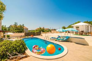 Bazén v ubytovaní Villa Dubrovnik Chalets alebo v jeho blízkosti