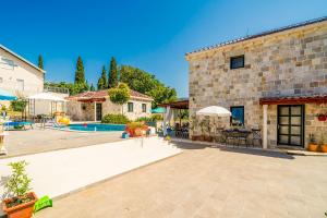 Bazén v ubytovaní Villa Dubrovnik Chalets alebo v jeho blízkosti
