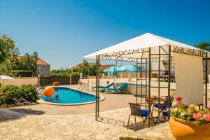 Bazén v ubytovaní Villa Dubrovnik Chalets alebo v jeho blízkosti