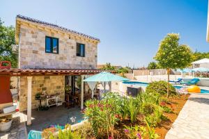 Bazén v ubytovaní Villa Dubrovnik Chalets alebo v jeho blízkosti