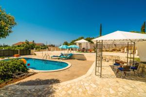 Bazén v ubytovaní Villa Dubrovnik Chalets alebo v jeho blízkosti