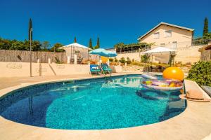 Bazén v ubytovaní Villa Dubrovnik Chalets alebo v jeho blízkosti