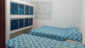 a bedroom with two twin beds and blue sheets at Casa Logan - Condomínio Village, Casa 15 in Maragogi