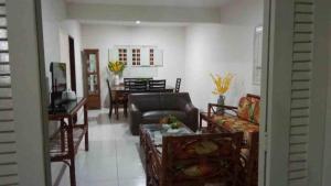 a living room with a couch and a table at Casa Logan - Condomínio Village, Casa 15 in Maragogi