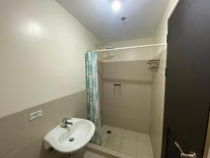 バギオにあるRosarich Homestay - Bristle Ridge Residencesの洗面台とシャワー付きのバスルーム +47枚の写真