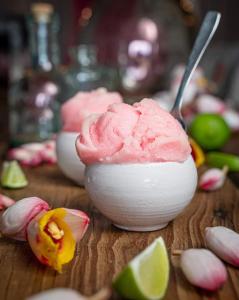 tres tazones blancos de helado rosa sobre una mesa en Habitation Noelesse, en Beauregard