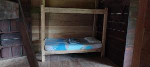 Litera pequeña en habitación de madera en Cabaña los Termales, en Nuquí