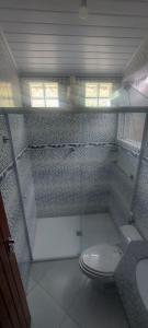 ein weißes Badezimmer mit Toilette und Waschbecken in der Unterkunft Casa Canto Verde Camburi in Camburi + 22 Fotos