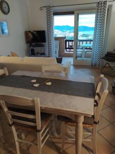 een eetkamer met een tafel en een bank bij Seahouse Portorotondo in Porto Rotondo