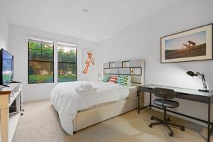 Gallery image of 2 Bedrooms/2 Bathrooms Private Apartment with kitchen/pool in Irvine